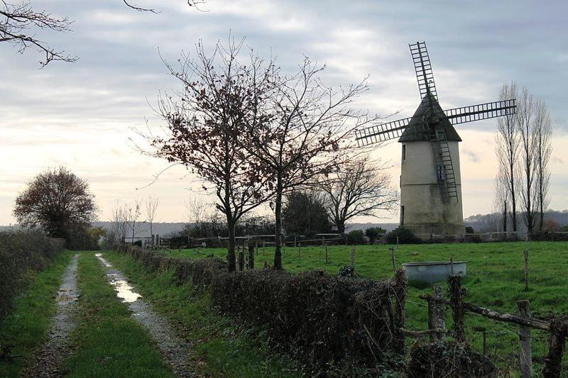 Moulin à vent le champ du trail Saint-Cyr-des-Gats Exterior foto
