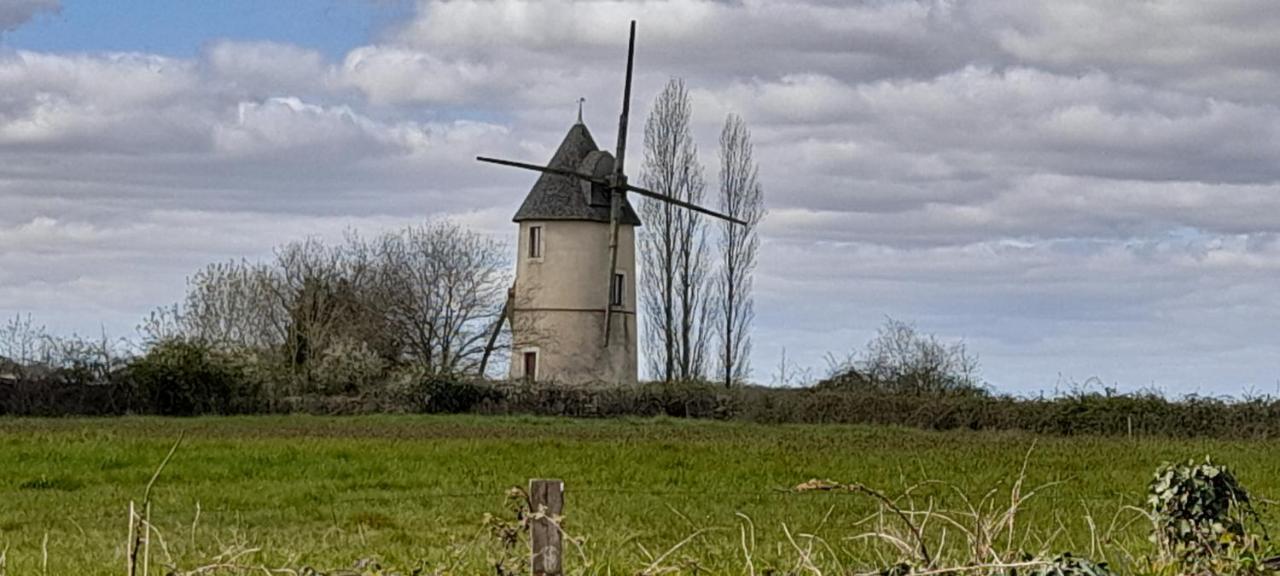 Moulin à vent le champ du trail Saint-Cyr-des-Gats Exterior foto